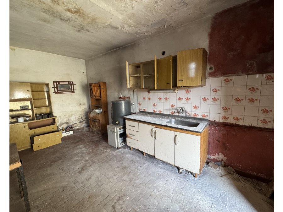 VENTA - CASA A REFACCIONAR - 2 DORMITORIOS CON COCHERA
