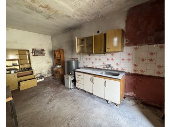 VENTA - CASA A REFACCIONAR - 2 DORMITORIOS CON COCHERA