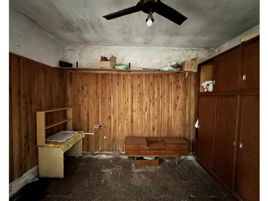 VENTA - CASA A REFACCIONAR - 2 DORMITORIOS CON COCHERA