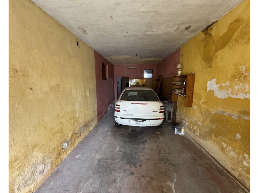 VENTA - CASA A REFACCIONAR - 2 DORMITORIOS CON COCHERA