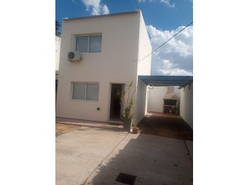 VENDE DUPLEX calle División del Litoral