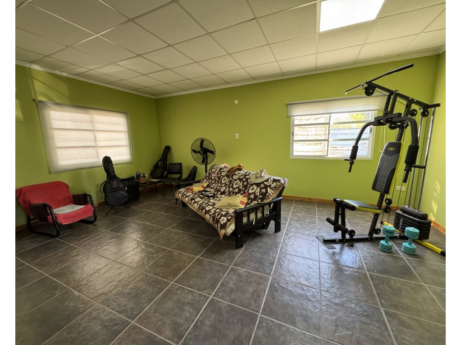 SE VENDE CASA CON AMPLIO TERRENO - COLONIA AVELLANEDA