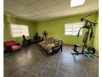 SE VENDE CASA CON AMPLIO TERRENO - COLONIA AVELLANEDA