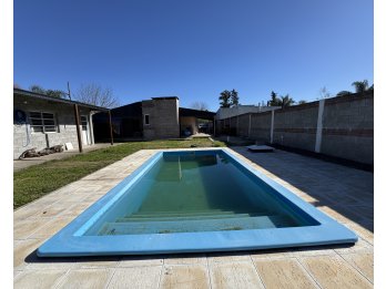 SE VENDE CASA CON AMPLIO TERRENO - COLONIA AVELLANEDA