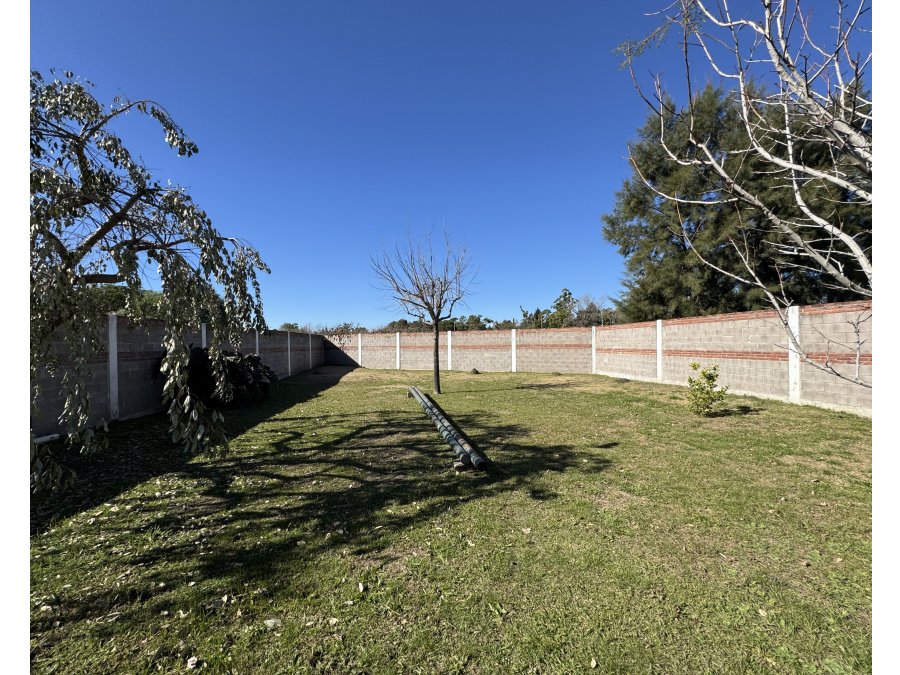 SE VENDE CASA CON AMPLIO TERRENO - COLONIA AVELLANEDA