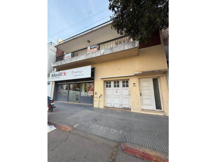 Se vende amplia casa en calle Echagüe