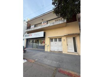 Se vende amplia casa en calle Echagüe