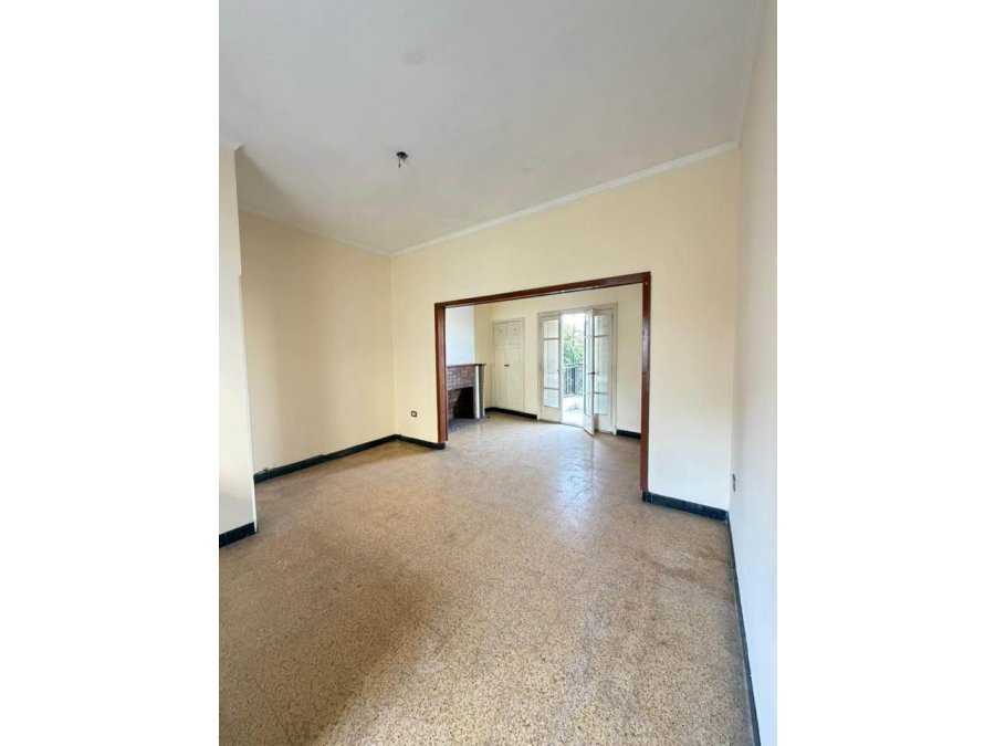 Se vende amplia casa en calle Echagüe