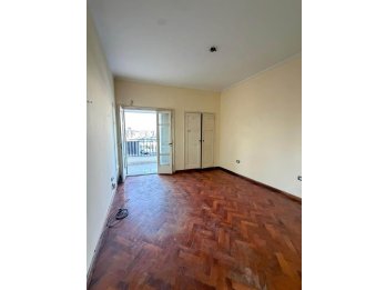 Se vende amplia casa en calle Echagüe