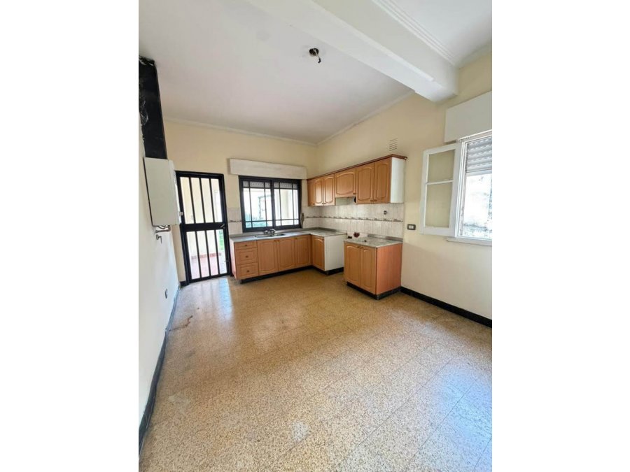 Se vende amplia casa en calle Echagüe