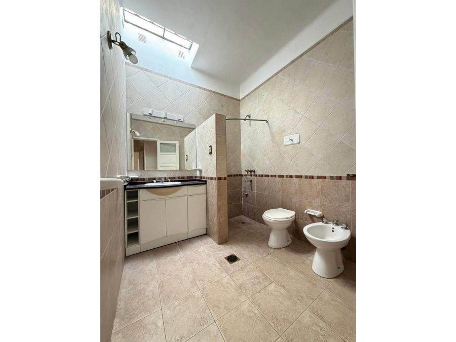 Se vende amplia casa en calle Echagüe