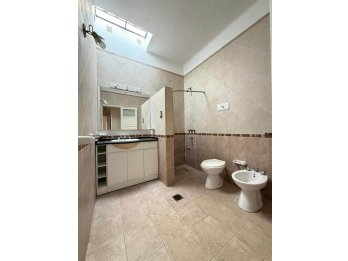 Se vende amplia casa en calle Echagüe