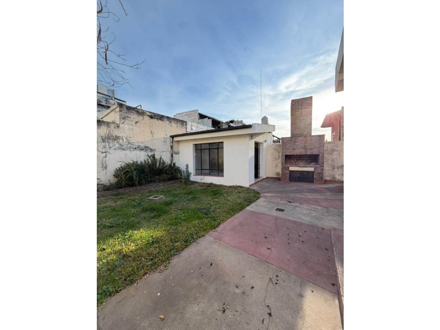 Se vende amplia casa en calle Echagüe