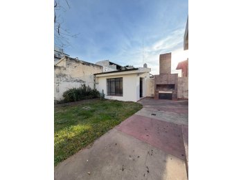 Se vende amplia casa en calle Echagüe
