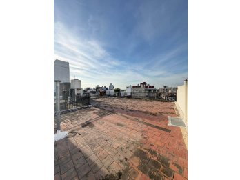 Se vende amplia casa en calle Echagüe