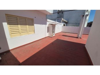 VENDE:  Casa en planta alta, Avda Ramirez