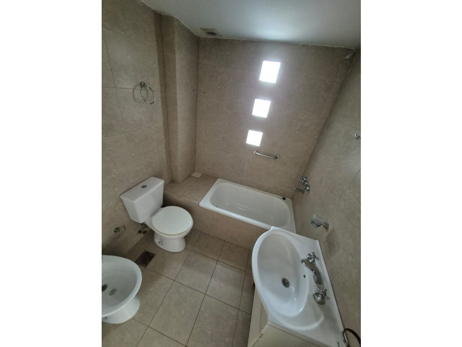 SE VENDE DEPARTAMENTO AMPLIO calle Paraguay