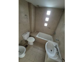 SE VENDE DEPARTAMENTO AMPLIO calle Paraguay