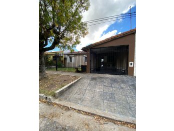 VENDE: Casa Barrio Mercantil calle Monseñor D´andrea