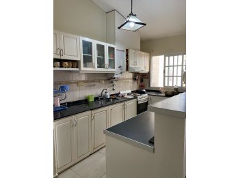 VENDE: Casa Barrio Mercantil calle Monseñor D´andrea