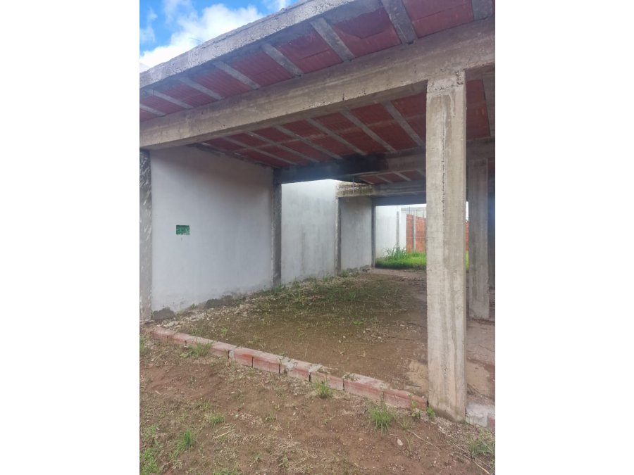 VENTA Terreno con construcción a terminar Barrio Paracao.