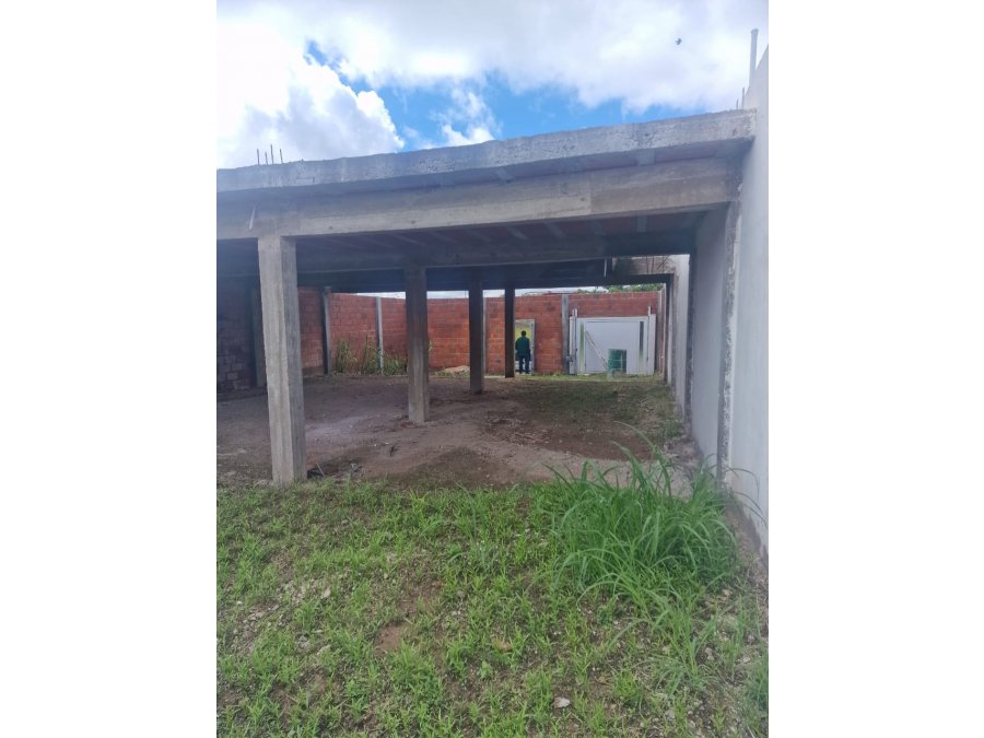 VENTA Terreno con construcción a terminar Barrio Paracao.