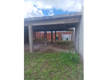 VENTA Terreno con construcción a terminar Barrio Paracao.