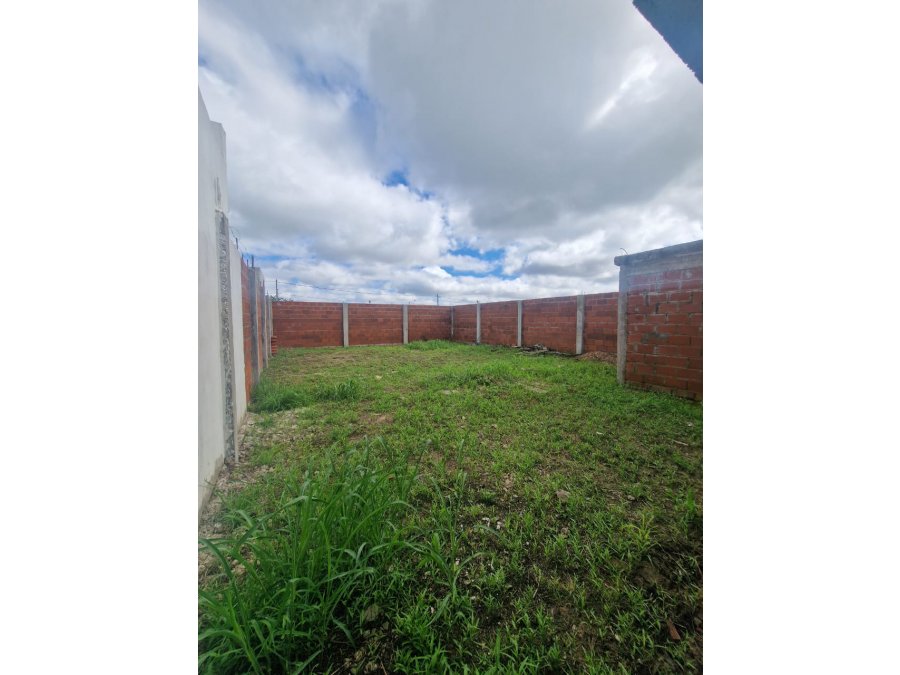 VENTA Terreno con construcción a terminar Barrio Paracao.