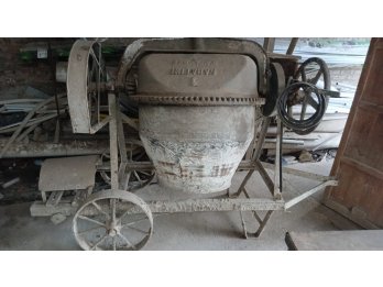 HORMIGONERA 300 LITROS CON MOTOR