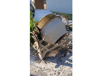 HORMIGONERA 300 LITROS CON MOTOR