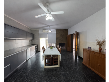 Venta I Apta Crédito - Casa de 4 dormitorios zona céntrica