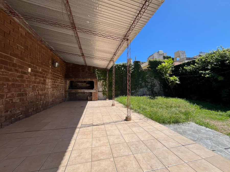 SALTA 279. CASA EN VENTA CENTRICA CON PATIO