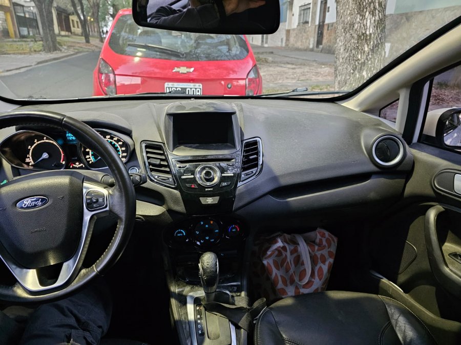 VENDO FORD FIESTA TITANIUM 2015