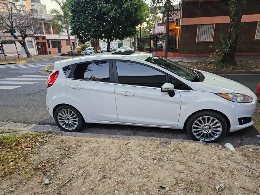 VENDO FORD FIESTA TITANIUM 2015
