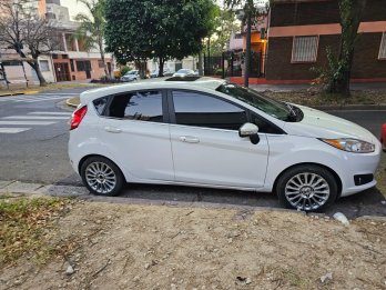 VENDO FORD FIESTA TITANIUM 2015