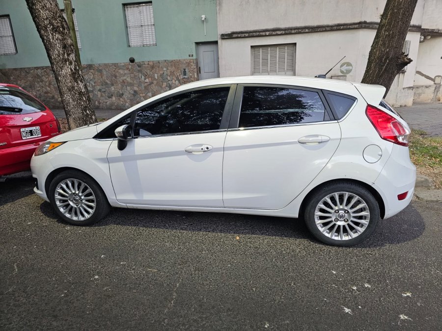 VENDO FORD FIESTA TITANIUM 2015
