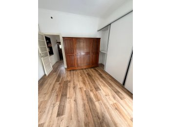 SE ALQUILA AMPLIA CASA CENTRICA