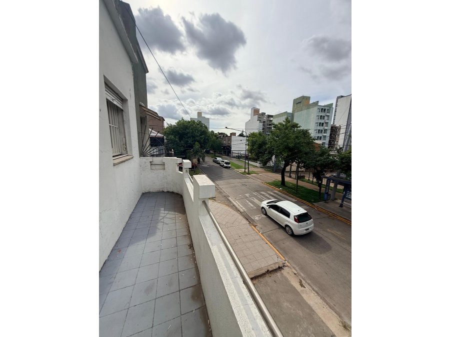 SE ALQUILA AMPLIA CASA CENTRICA