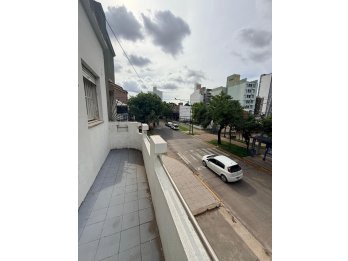 SE ALQUILA AMPLIA CASA CENTRICA