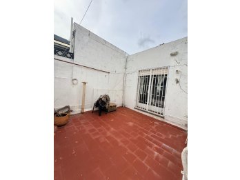 SE ALQUILA AMPLIA CASA CENTRICA