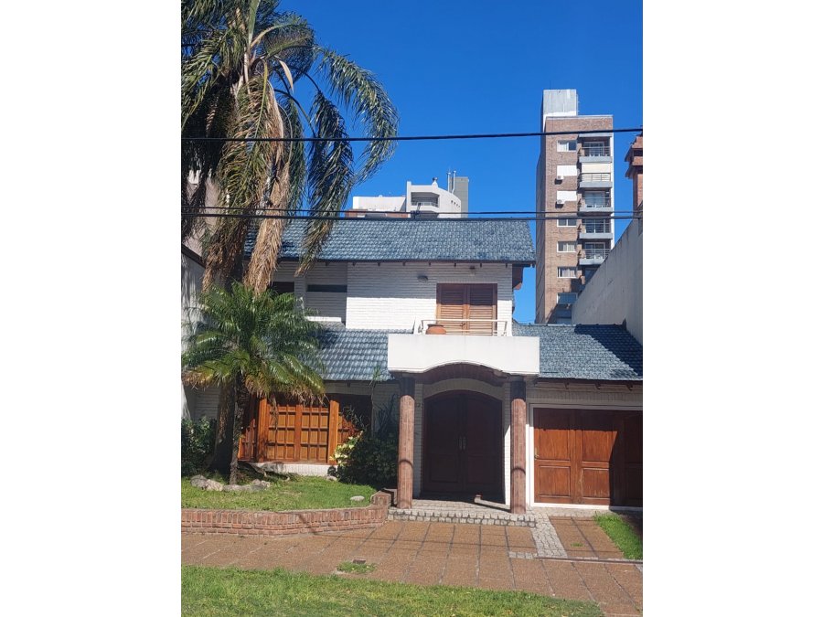 VENDE: Casa dos plantas,  gran terreno zona parque