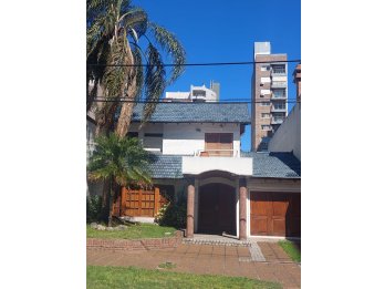 VENDE: Casa dos plantas,  gran terreno zona parque