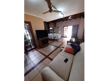 VENDE: Casa dos plantas,  gran terreno zona parque