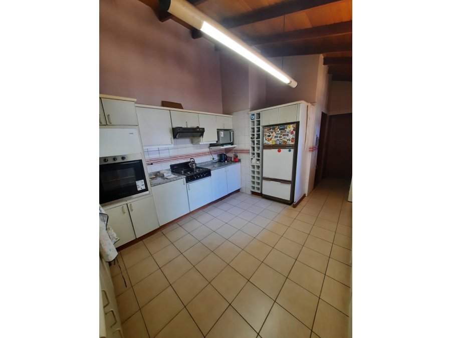 VENDE: Casa dos plantas,  gran terreno zona parque
