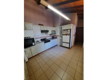VENDE: Casa dos plantas,  gran terreno zona parque