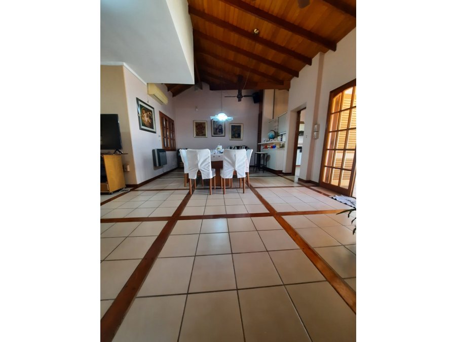 VENDE: Casa dos plantas,  gran terreno zona parque