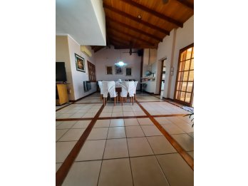 VENDE: Casa dos plantas,  gran terreno zona parque