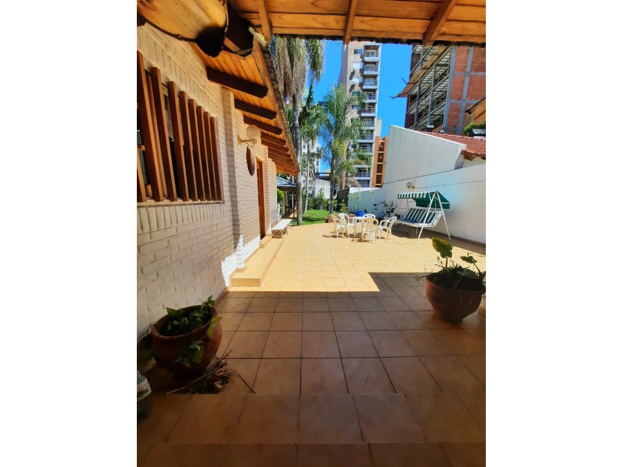 VENDE: Casa dos plantas,  gran terreno zona parque