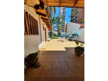VENDE: Casa dos plantas,  gran terreno zona parque