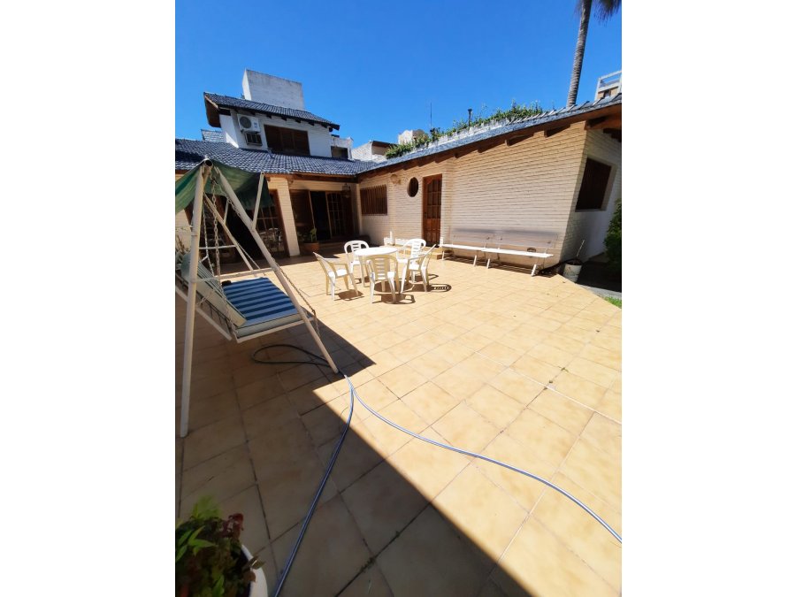 VENDE: Casa dos plantas,  gran terreno zona parque